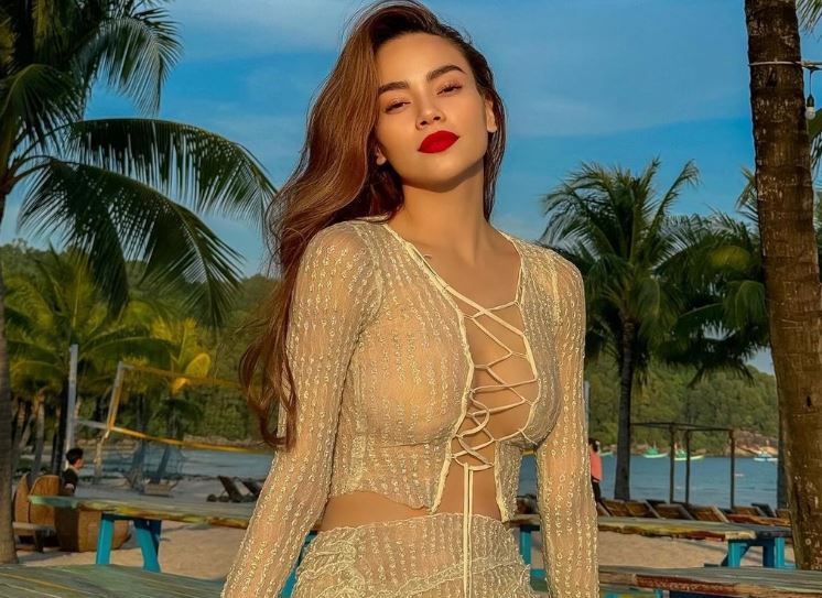 Hồ Ngọc Hà chăm khoe dáng gợi cảm với đồ xuyên thấu