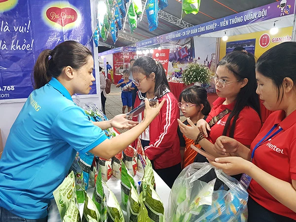 Sở Công Thương Đà Nẵng đẩy mạnh ứng dụng thương mại điện tử bằng các phiên chợ không dùng tiền mặt.