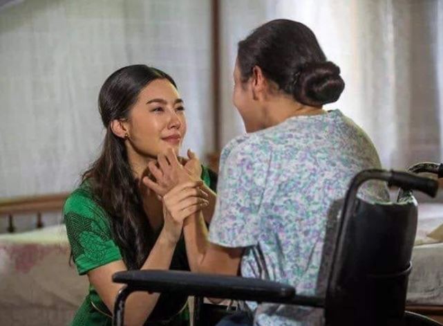 Về ra mắt nhà bạn trai, em nản chí khi thấy gia cảnh bần cùng, ai ngờ trước khi ra về, mẹ anh níu lại dúi vào tay em một thứ không thể tin nổi