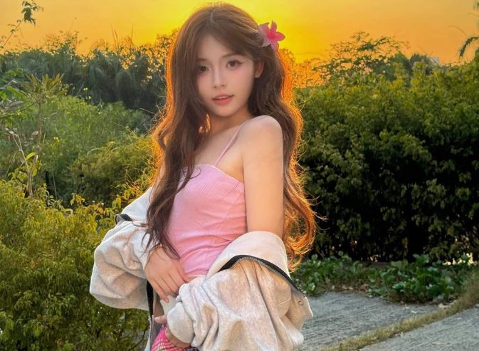 Nữ sinh Sân khấu - Điện ảnh "gây sốt" với nhan sắc trong trẻo như búp bê