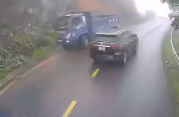 Clip: Tránh ô tô vượt ẩu trên đường đèo, xe tải lao thẳng xuống rãnh nước