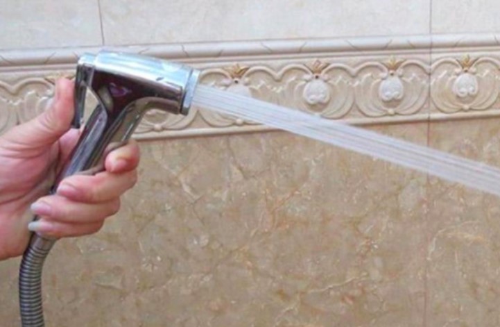 Làm gãy vòi xịt nước nhà bác, tôi bị bác rủa sả "đàn bà con gái đoảng vị, không lấy nổi chồng"