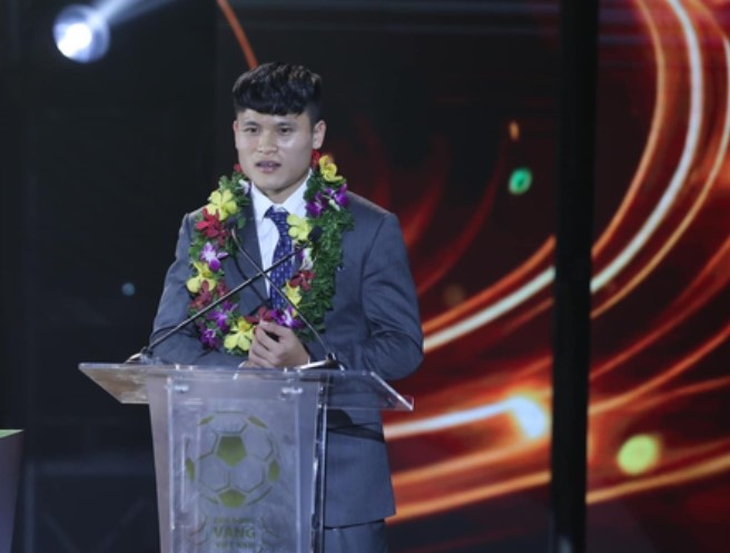 Cầu thủ 26 tuổi khoe xây nhà xịn báo hiếu bố mẹ, “chủ tịch" Văn Toàn phải cảm thán ngay: "Quá giàu!"