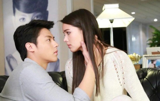 Qua đêm với chồng cũ, nửa đêm nghe anh khóc lóc van xin trong mơ, tôi căm hận giáng một cái tát rồi bỏ về