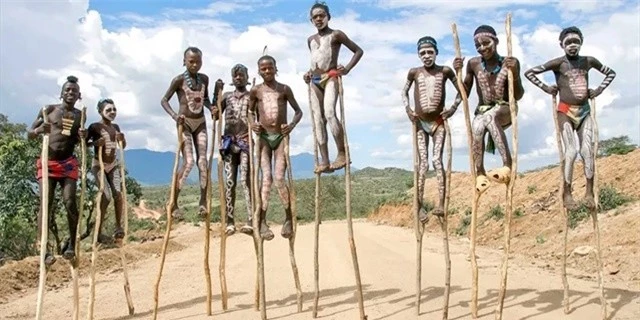 ethiopia-stilt-tribe-11zon-1715848909.jpg