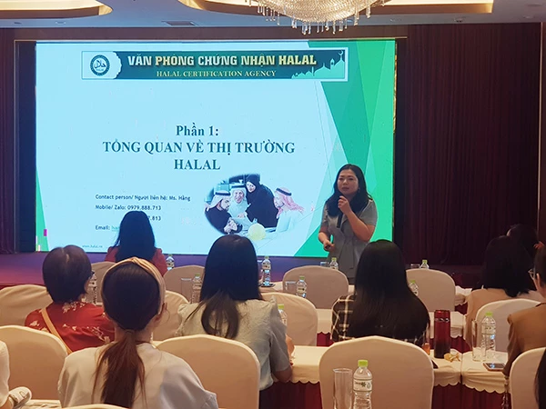 Bà Nguyễn Minh Phương giới thiệu về thị trường Halal với các doanh nghiệp Đà Nẵng.