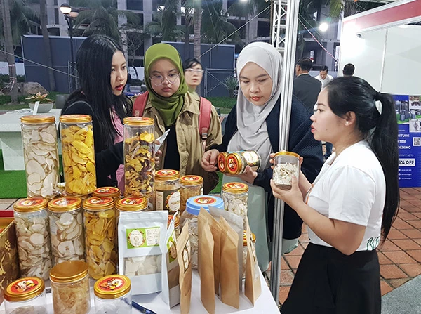 Du khách Hồi giáo thích thú với các sản phẩm OCOP của Đà Nẵng.