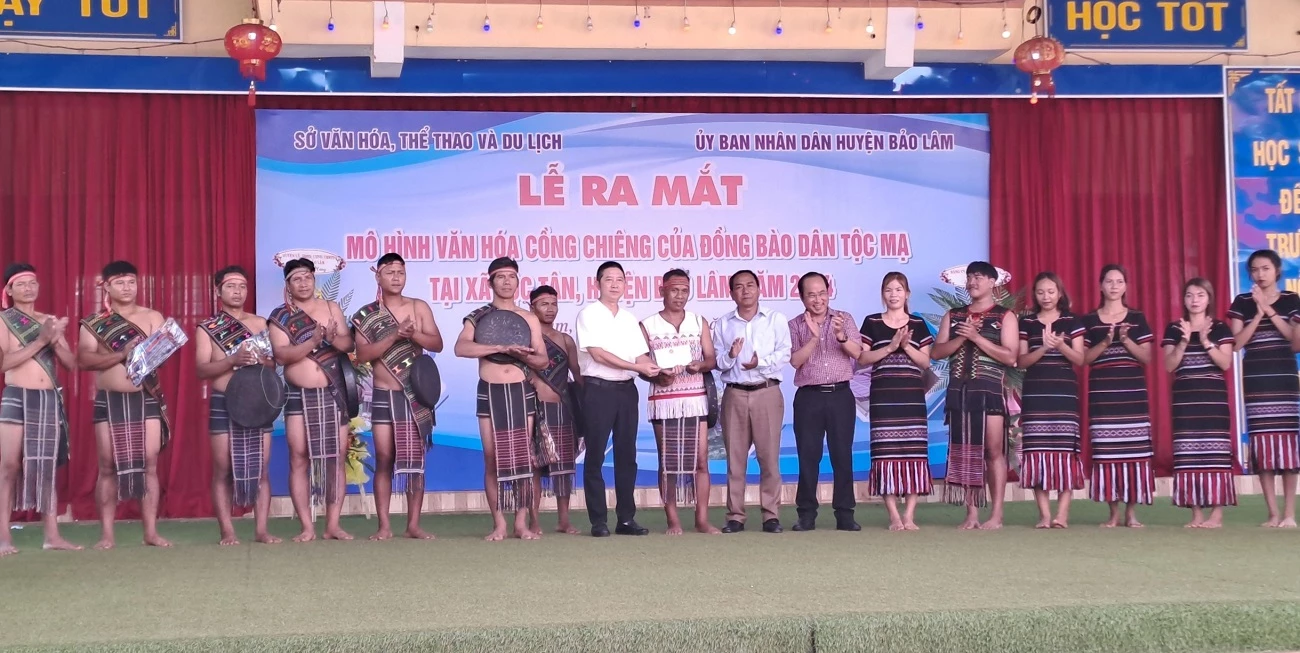 Mỹ phẩm Xuân Trang trao tặng 10 triệu đồng cho CLB văn hóa cồng chiêng xã Lộc Tân 