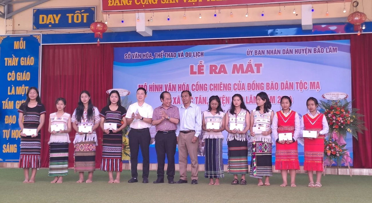 Mỹ phẩm Xuân Trang trao tặng học bổng cho học sinh có hoàn cảnh khó khăn.