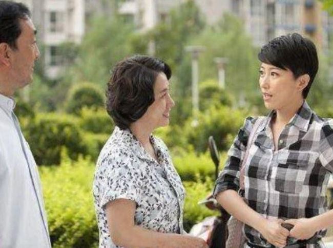 Chị chồng nhờ chồng tôi đưa đi xem đất, anh đáp trả 1 câu mà chị ngất lịm