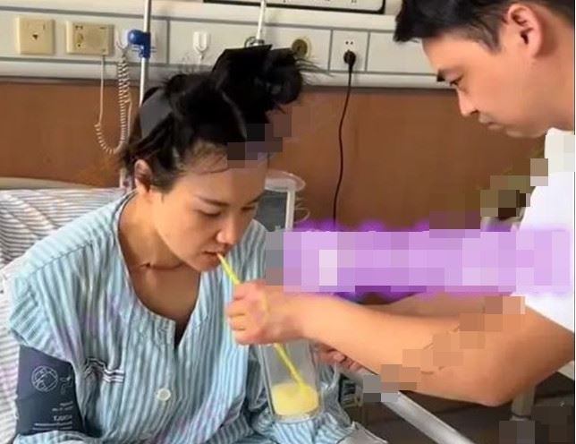 Gặp lại sau 9 năm ly hôn, chồng cũ làm một việc khiến người phụ nữ nghẹn ngào