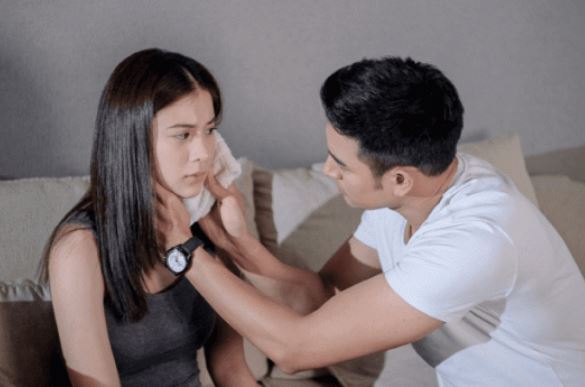 Đến chơi nhà bạn trai, tôi bất ngờ nghe thấy cuộc đối thoại của anh ấy với hai người bạn mà tôi run sợ