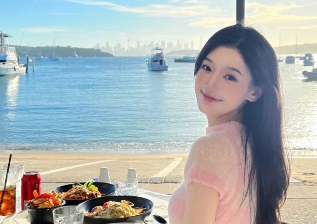 Trang điểm khi đi biển, đây là 4 lưu ý các chuyên gia dành cho bạn nếu muốn không "toang" làn da