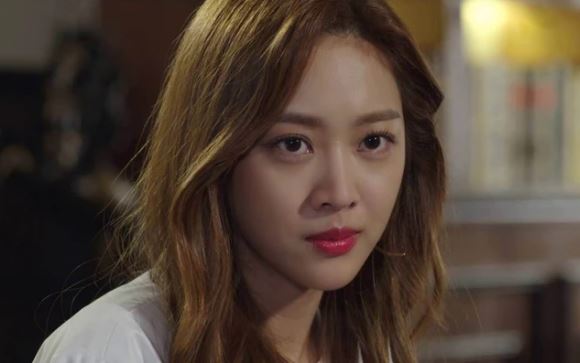 Mẹ bạn trai đưa cho túi cam nhờ bổ, khi bê đĩa lên lại bị chê "bủn xỉn" và lời đáp trả thâm sâu khiến bà bẽ bàng