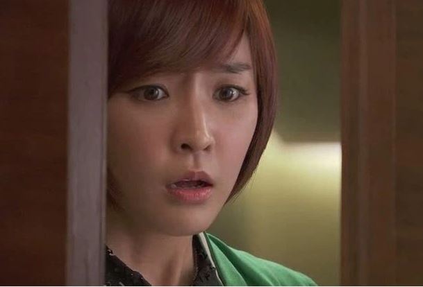 Mò lên tầng 2 nhà bạn trai để tìm WC, tôi vô tình nghe tiếng khóc nỉ non, vừa ghé mắt nhìn vào thì bủn rủn chân tay