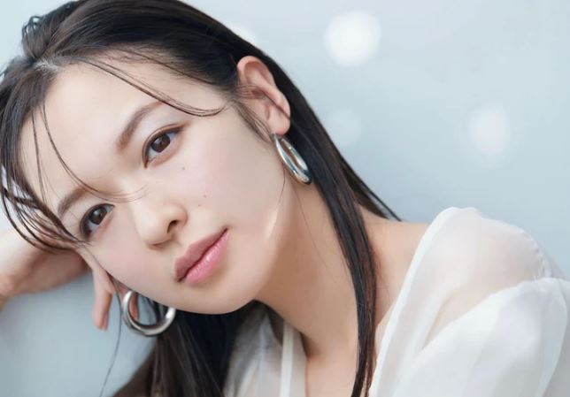 Ngày ra mắt gia đình bạn trai, mẹ anh ấy dẫn theo một người đàn ông lạ, khi biết danh tính tôi như chết điếng