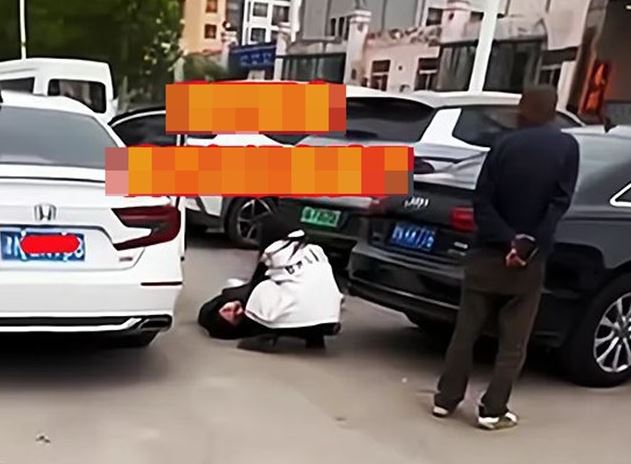 Chồng quỳ xuống cầu xin vợ ly hôn ngay giữa đường, biết lý do người dì đứng bên bật cười