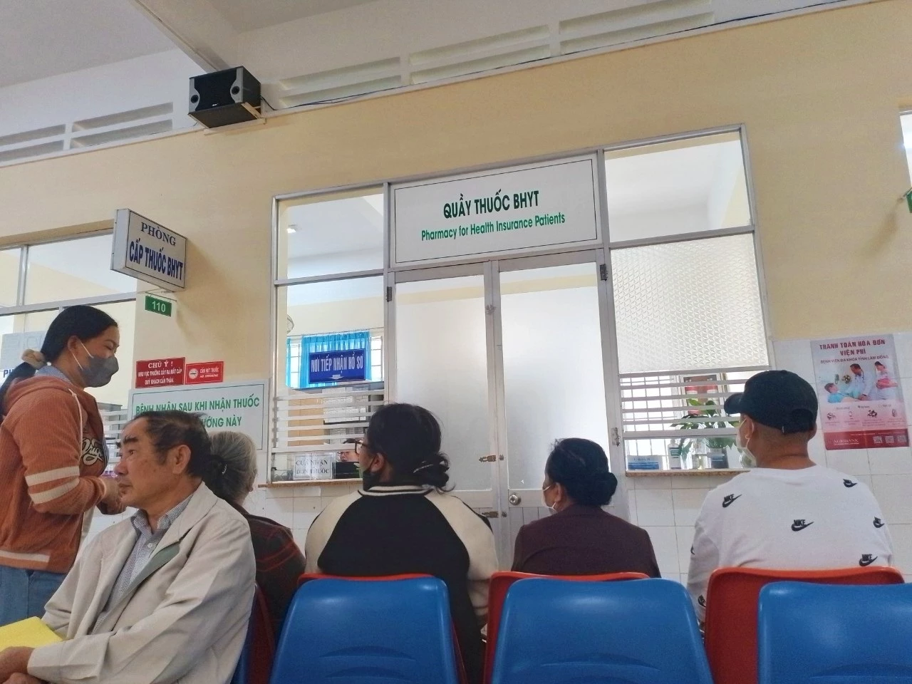 Bệnh nhân chờ nhận thuốc tại Bệnh viện đà khoa tỉnh Lâm Đồng.