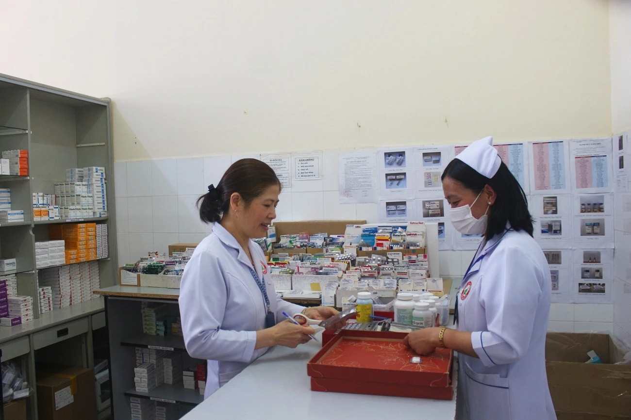 Cán bộ Khoa Dược - Bệnh viện đa khoa tỉnh lâm Đồng, cấp thuốc cho các khoa của bệnh viện.