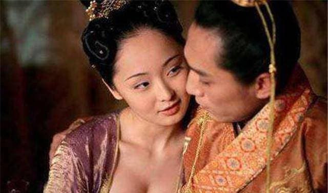 Tại sao phi tần được hoàng thượng 'sủng ái sau khi qua đêm' lại cần người dìu khi bước vào ngày hôm sau? Lý do rất đơn giản