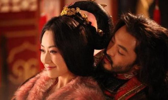 Cách sưởi ấm không biết xấu hổ của các Hoàng đế thời xưa, người hầu gái khóc than cũng vô ích