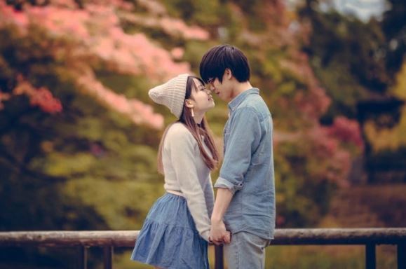 Nhìn thấy tôi bước ra với bộ áo trắng vào lần đầu "trao thân", bạn trai bỗng oà khóc nức nở