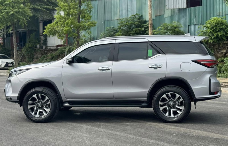 SUV 7 chỗ Toyota Fortuner Legender chạy 2 vạn km rao bán bao nhiêu trên thị trường xe cũ?