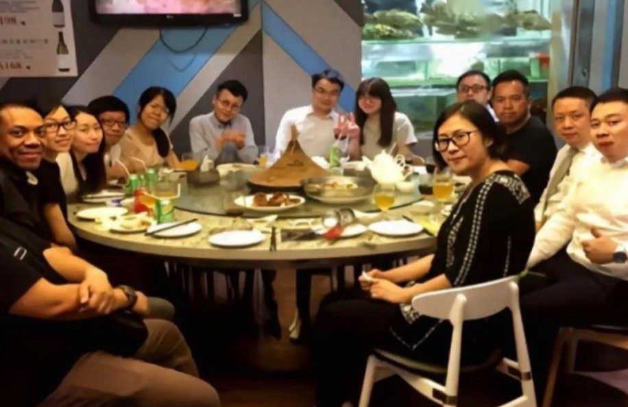 Biết rõ tôi không đi họp lớp được nhưng lớp trưởng vẫn bắt đóng 700k ngay trong nhóm, tin nhắn đáp trả của tôi khiến cậu ta chết lặng