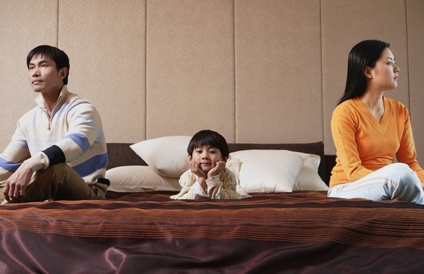 Thấy chồng cũ mang con đến trả mà tôi bối rối không biết có nên nhận con về?