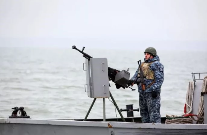 Một binh sĩ trên tàu tuần tra cảng Mariupol ở Biển Đen. Ảnh: AFP
