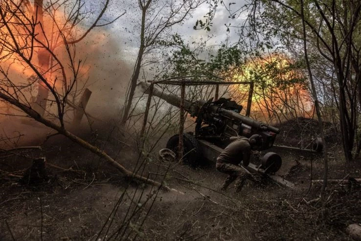 Pháo binh Ukraine khai hỏa nhằm vào các vị trí của Nga ở thị trấn Vovchansk. Ảnh: New York Times