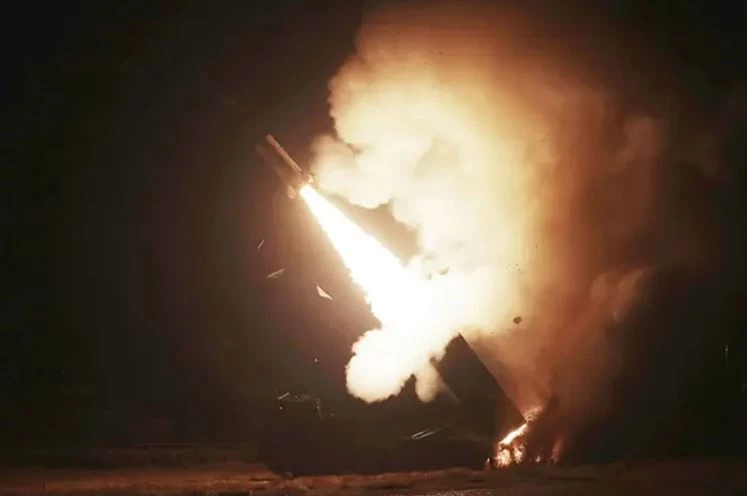 Hình ảnh từ video cho thấy khoảnh khắc S-400 phát nổ ở Crimea. Ảnh: Bộ Quốc phòng Ukraine