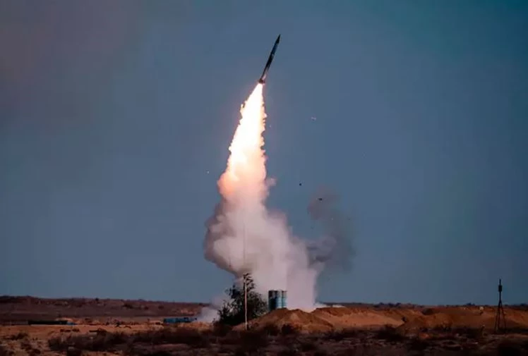 Một tên lửa được phóng từ tổ hợp phòng không S-400. Ảnh: AFP