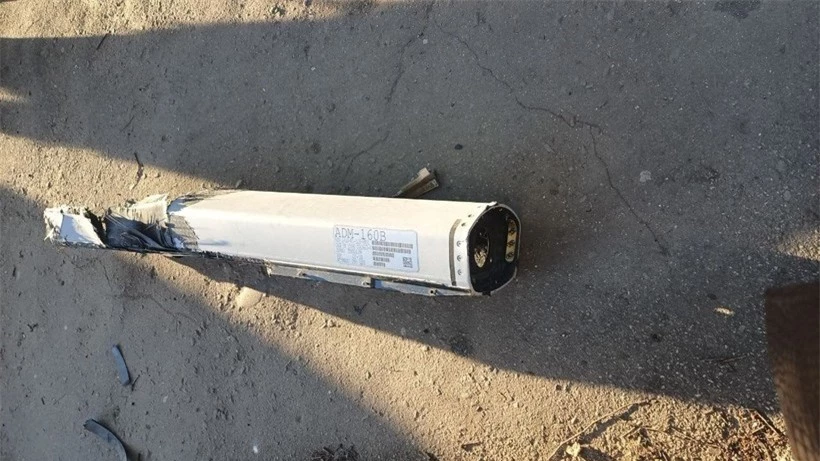 Phần còn lại của tên lửa ADM-160B MALD gần nơi xảy ra vụ nổ tại Lugansk.