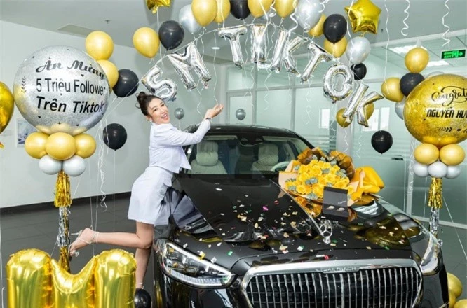 Để ăn mừng trang cá nhân chạm mức 5 triệu người theo dõi, Huỳnh Như tậu luôn chiếc Mercedes-Maybach S450 4Matic 2023 trị giá 8.3 tỷ đồng.