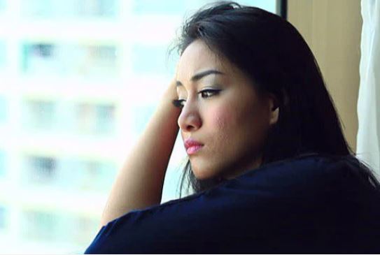 Đang ăn tối thì bất ngờ bạn trai nói bé gái bàn bên giống tôi, khi tôi nhìn sang người đi cùng với cô bé thì cứng đơ người