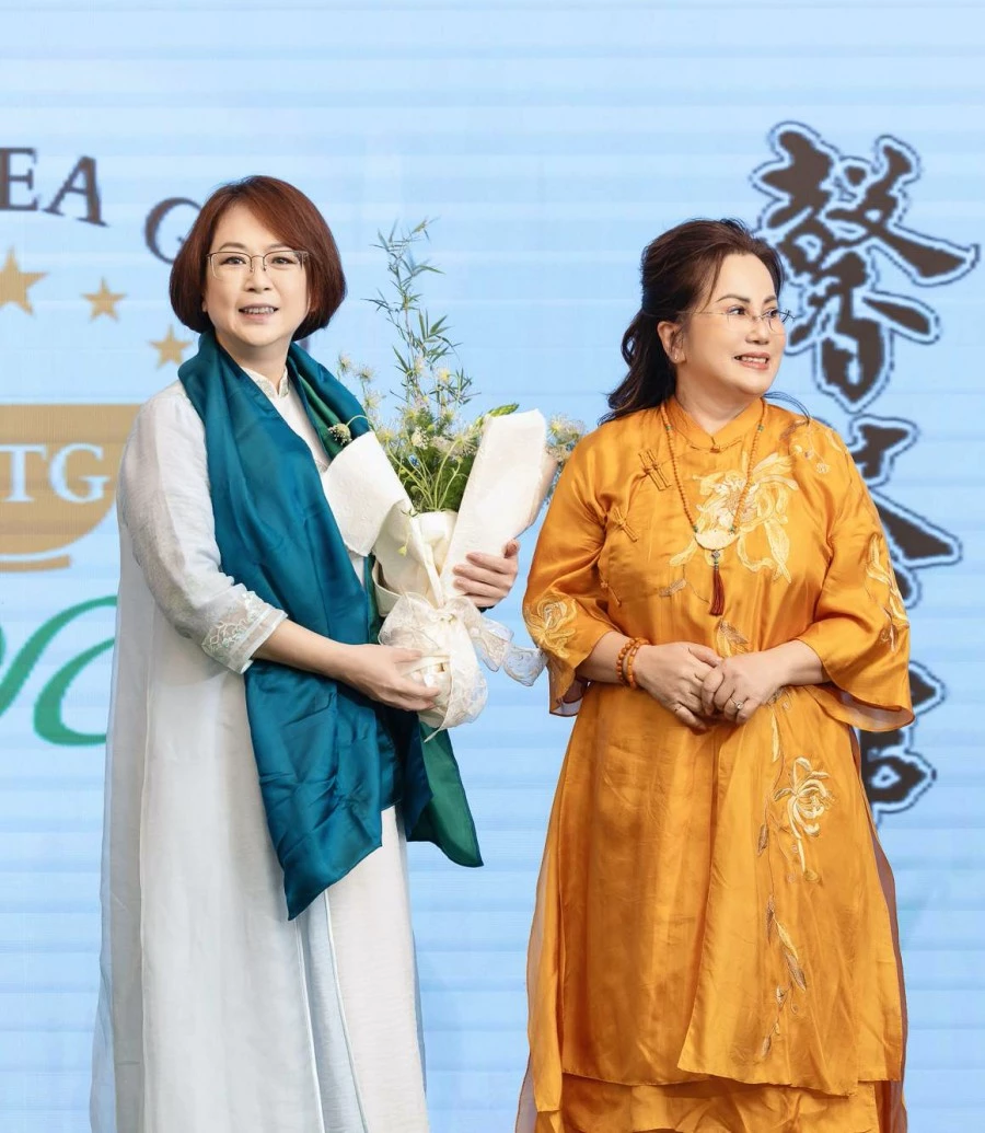 Triệu Vĩnh Hinh và Trà sư Nguyễn Thanh Tâm Triệu Vĩnh Hinh và Trà sư Nguyễn Thanh Tâm