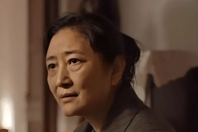 Con dâu bầu bí tặng vòng tay ngọc bích 50 triệu, câu nói của nhân viên bán hàng khiến tôi lo lắng