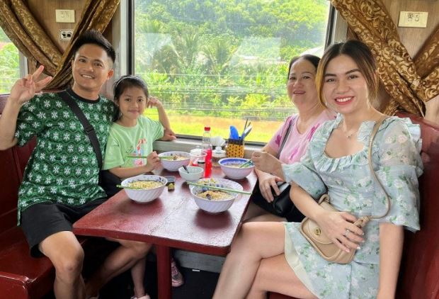 Hụt hẫng khi gặp chàng rể tương lai, ngày đưa con về nhà chồng, mẹ vợ lặng người khi thấy cảnh này