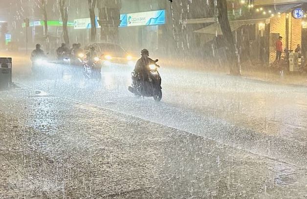 Nhiều khu vực trên cả nước có mưa về đêm, đề phòng mưa đá