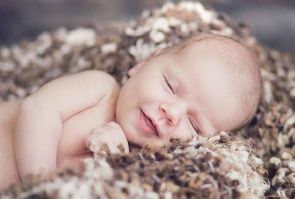 4 tư thế ngủ này sẽ khiến trẻ xấu xí hơn và ảnh hưởng đến trí thông minh, một trong số đó cần được sửa chữa kịp thời