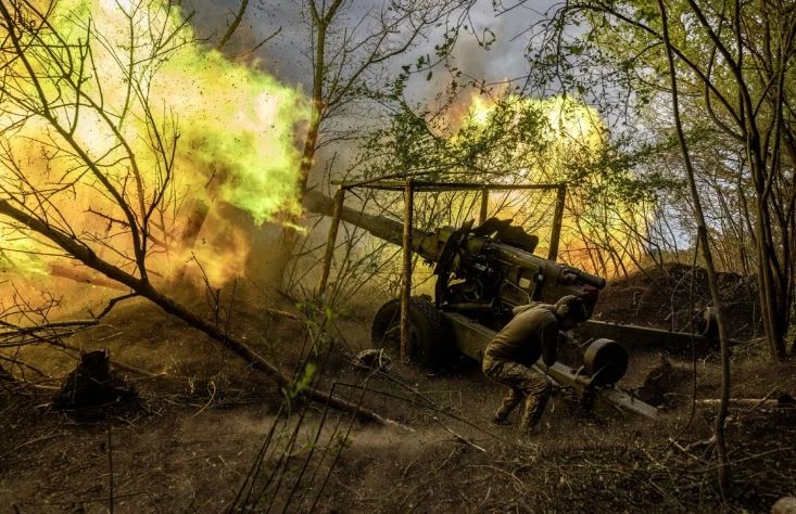 Hỏa lực pháo binh Ukraine ở khu vực thị trấn Volchansk. Ảnh: Nytimes.