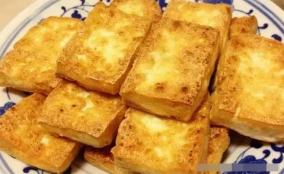 Khi chiên đậu phụ, tốt nhất bạn không nên chiên trực tiếp trên chảo thêm 2 bước này để đậu có màu vàng, giòn bên ngoài và mềm bên trong mà không bị dính chảo