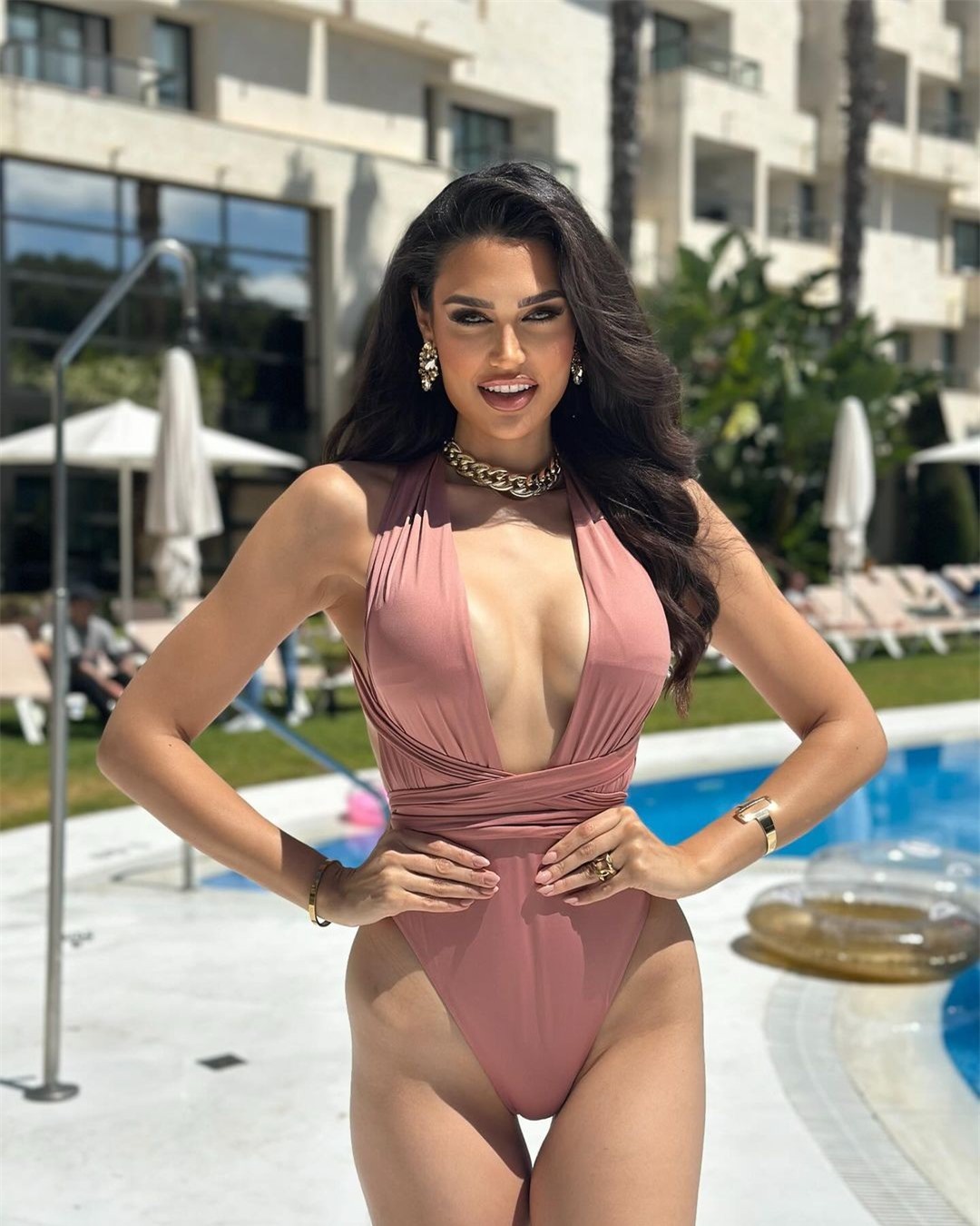 Cô gái cao 1,81 m đăng quang Hoa hậu Hòa bình Tây Ban Nha ảnh 11