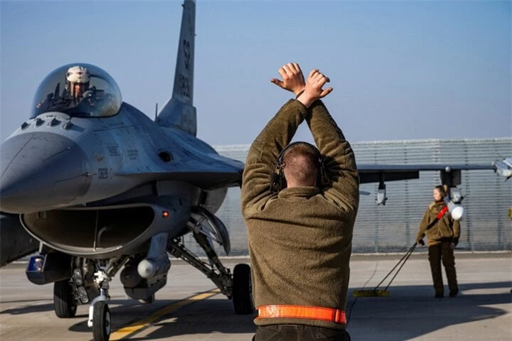 Không quân Ukraine sẽ sớm đưa các phi đội F-16 đầu tiên đi vào hoạt động khi bổ sung thêm các phi công chiến đấu do Mỹ và châu Âu huấn luyện. (Ảnh: Reuters)