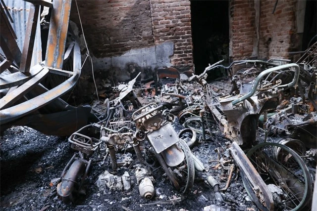  Phó Thủ tướng Trần Hồng Hà trực tiếp chỉ đạo khắc phục hậu quả vụ cháy nhà trọ ở Trung Kính - Ảnh 4.