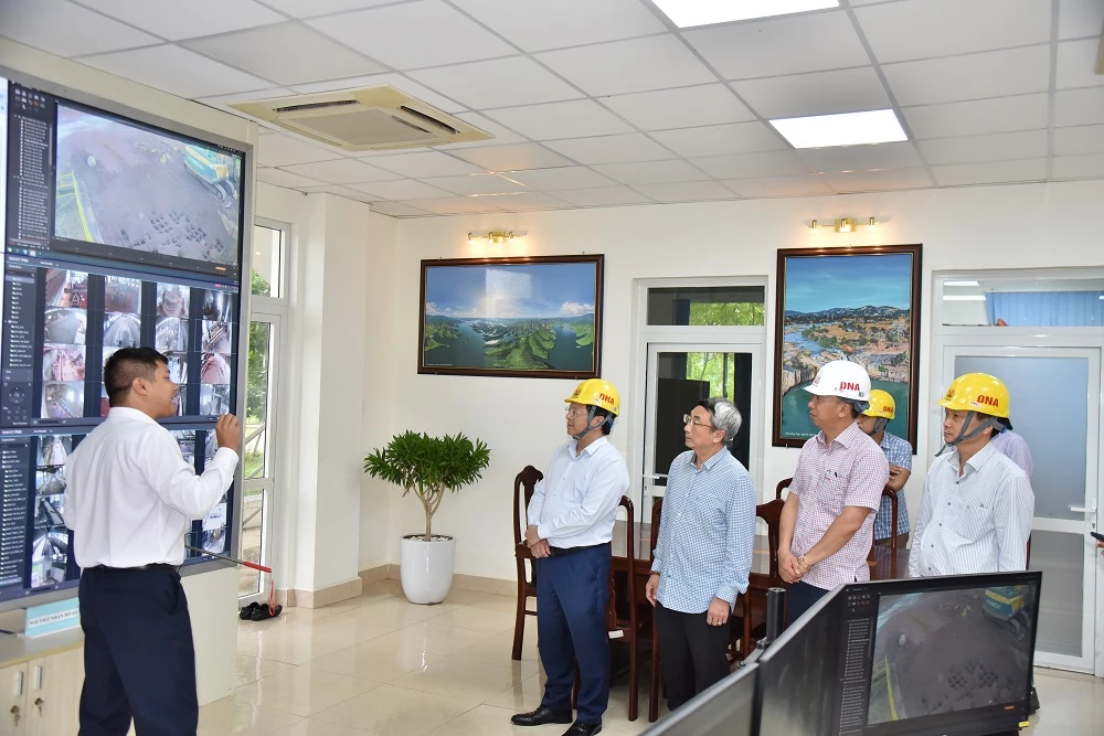 Phó Trưởng Ban Kinh tế Trung ương Nguyễn Đức Hiển kiểm tra công tác vận hành tự động của Nhà máy Alumin Nhân Cơ tại Phòng Điều khiển trung tâm