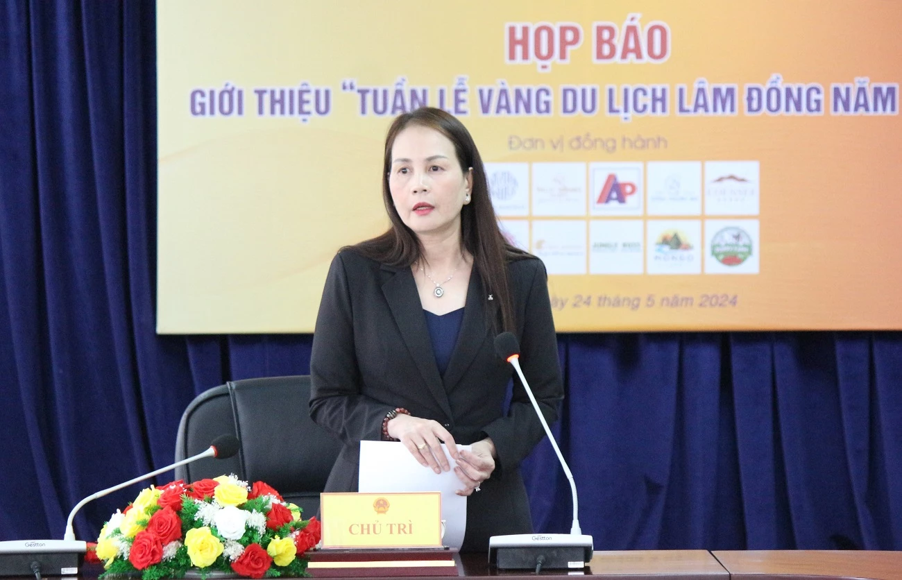 Bà Nguyễn Thị Bích Ngọc – Phó Giám đốc Sở VHTT&DL tỉnh Lâm Đồng, chia sẻ thông tin tại buổi họp báo.