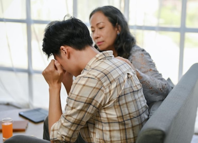 Chỉ khi chứng kiến con trai ngày càng trượt dốc, tôi mới nhận ra: Có một kiểu hiểu lầm khiến nhiều cha mẹ đánh mất con mình