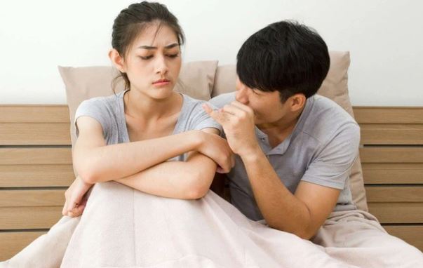 Đang mê say ân ái cùng bạn trai, anh bỗng làm động tác lạ rồi trừng mắt nhìn tôi, nguyên do xuất phát từ tiếng động ngoài cửa